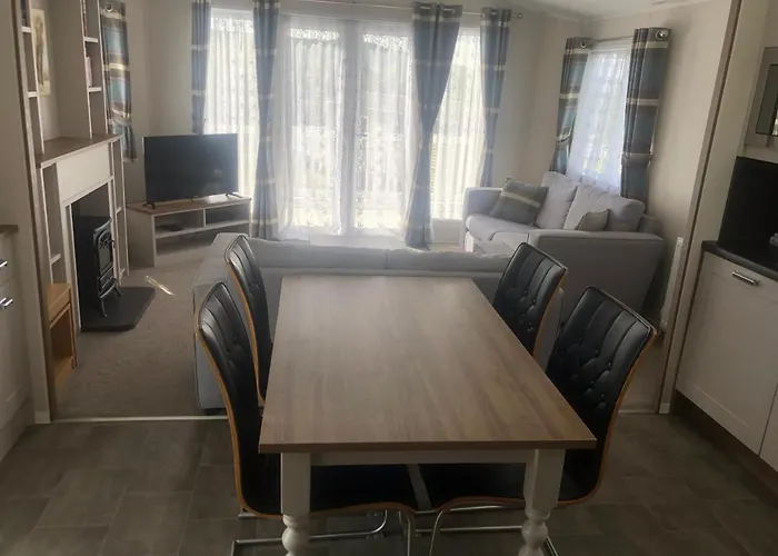 A Spacious And Beautifully Presented 2 Bedroom Holiday Home