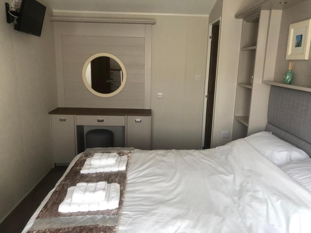A Spacious And Beautifully Presented 2 Bedroom *