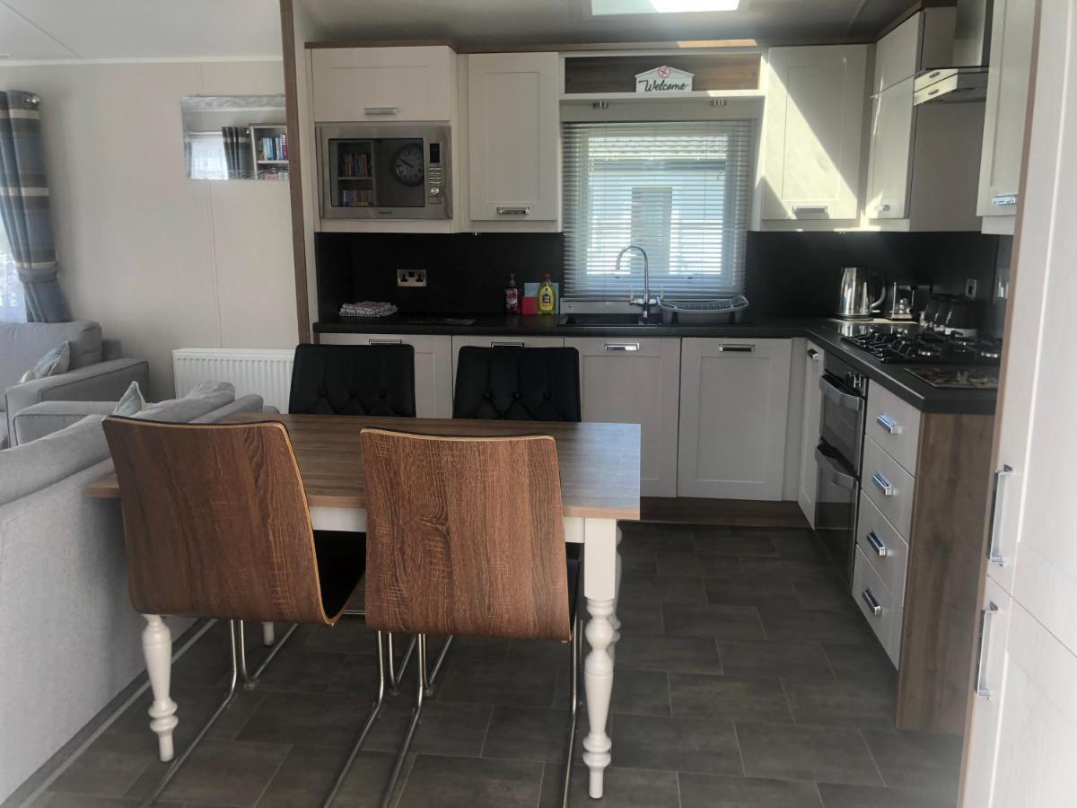 A Spacious And Beautifully Presented 2 Bedroom *