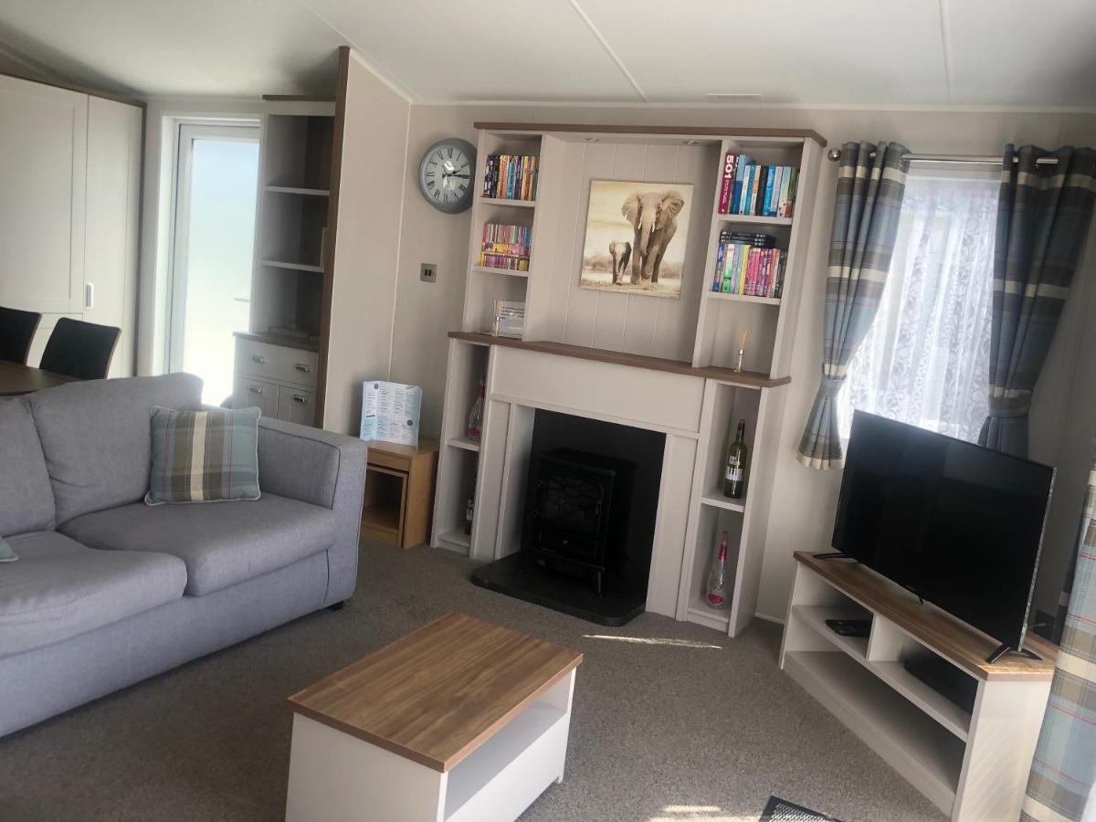 A Spacious And Beautifully Presented 2 Bedroom *