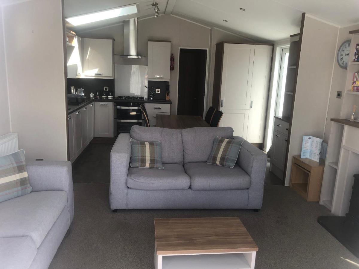 A Spacious And Beautifully Presented 2 Bedroom *